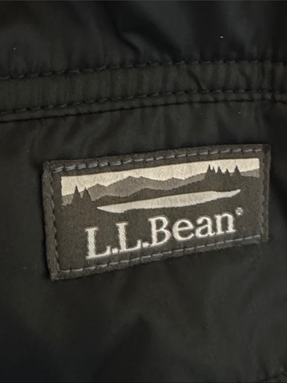 L.L.Bean Women's Mountain Classic Puffer Vest Mediums - Picture 16 of 16